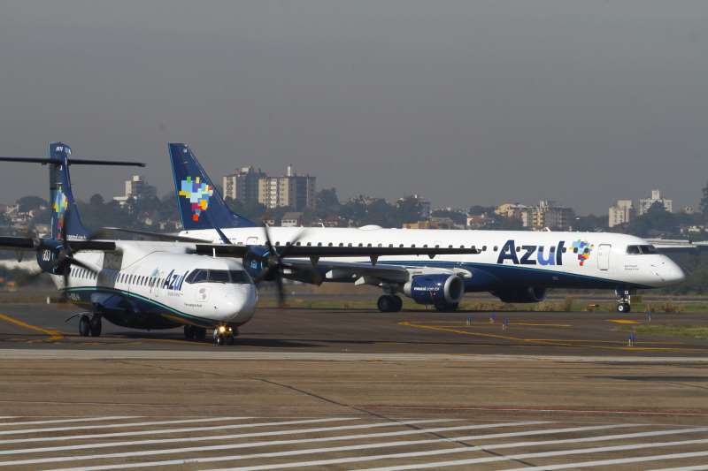 Evento e coletiva de imprensa da Azul Linhas Aéreas Brasileiras para marcar o início das operações da empresa com destino a Montevidéu (Uruguai). 

na foto: avião aeronave aeroporto Gol, Azul,
boeing Tam,