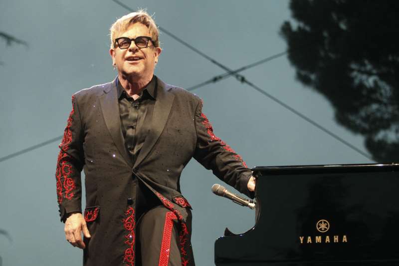 Elton John se apresenta dia 4 de abril em Porto Alegre