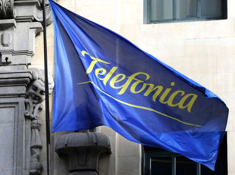 Telefônica telefonia 981114-01-02  (FILES) This file picture taken on February 5, 2010 shows the logo of the Spanish Telecom Company Telefonica pictured on a flag at the building housing the headquarters of the company in Madrid.  
Spanish telecoms giant Telefonica is working on a platform that would allow its clients to be paid for the use of their personal data by internet titans like Google and Facebook, a company spokesman said on September 6, 2016. / AFP PHOTO / DOMINIQUE FAGET