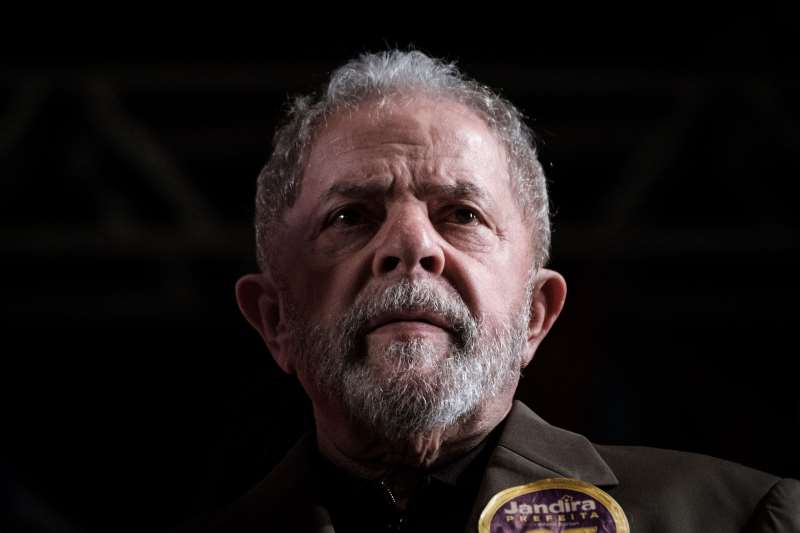 Brazil's former president Luiz In�cio Lula da Silva reacts during the campaign of Rio de Janeiro mayoral candidate Jandira Feghali (not pictured) from Communist Party of Brazil (PCdoB) in Rio de Janeiro on September 26, 2016.
Lula hinted strongly at seeking a return to power on September 26 in a fiery speech that dismissed corruption charges against him as persecution. / AFP PHOTO / YASUYOSHI CHIBA