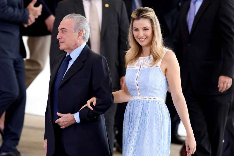 Brazilian President Michel Temer (C) and his wife Marcela TEMER are pictured during the launching ceremony of the Happy Child Programme at Planalto Palace in Brasilia, Brazil, on October 5, 2016. / AFP PHOTO / EVARISTO SA